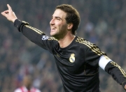 开云体育下载-赛道烽烟，塞恩斯点燃赛场，索伯车队险胜红牛二队