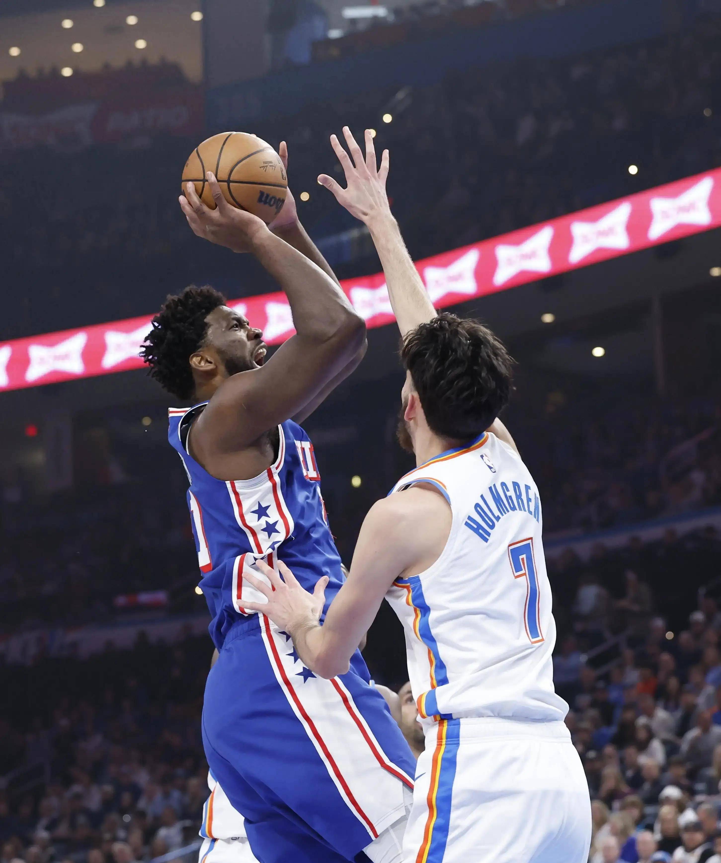 76人险胜雷霆,拉文三分雨点燃全场的简单介绍 76人险胜雷霆,拉文三分雨点燃全场的简单介绍