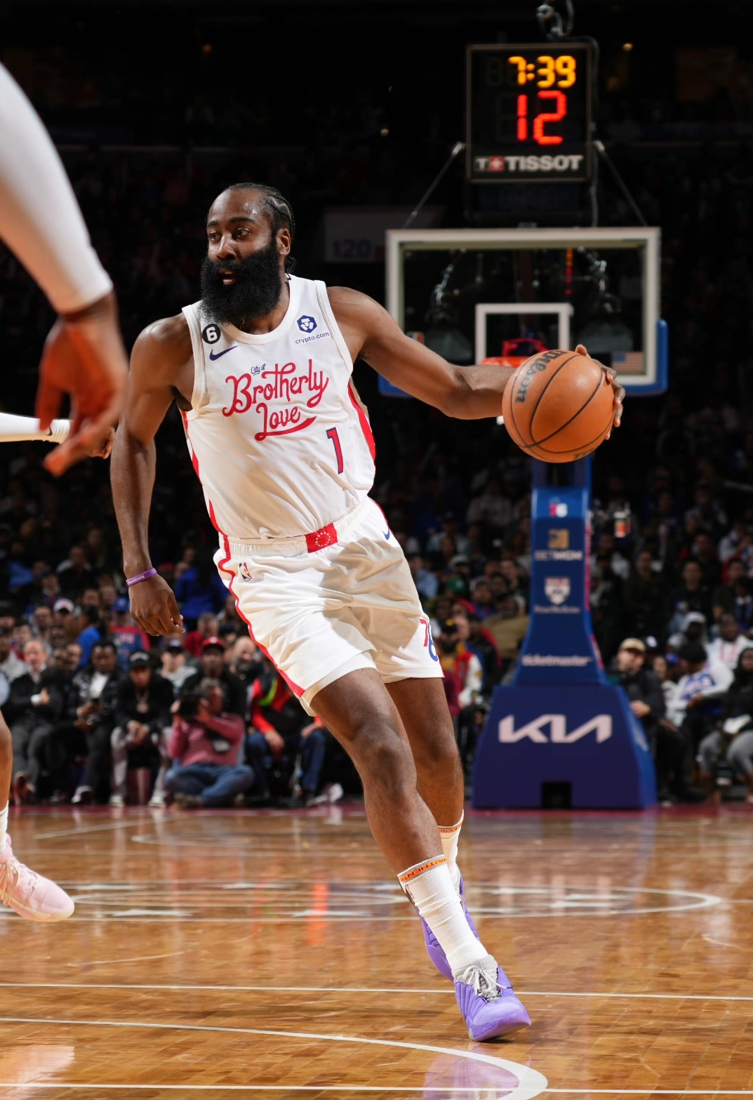 76人险胜雷霆,拉文三分雨点燃全场的简单介绍 76人险胜雷霆,拉文三分雨点燃全场的简单介绍