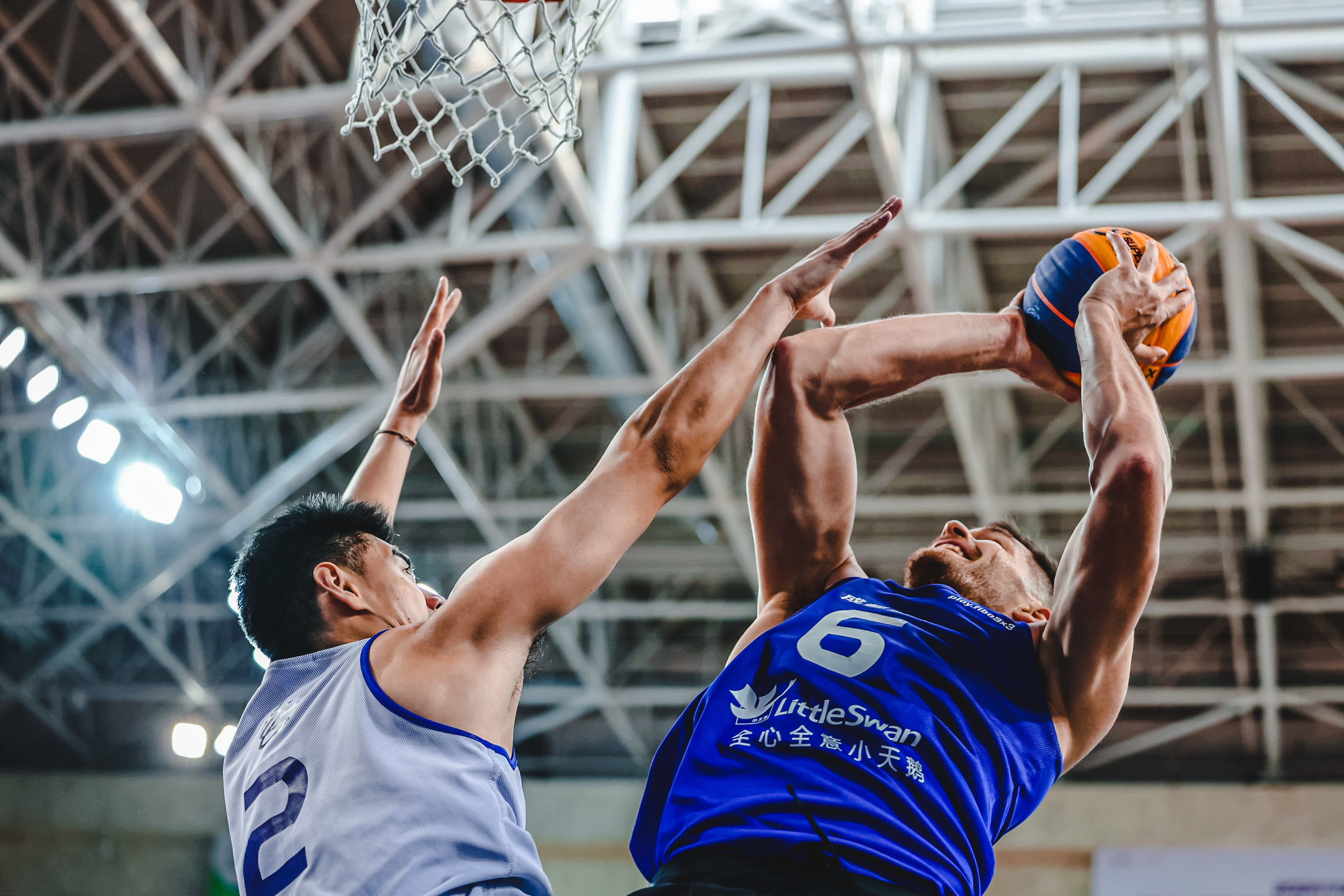 篮球比赛的风采吸引了众多球迷