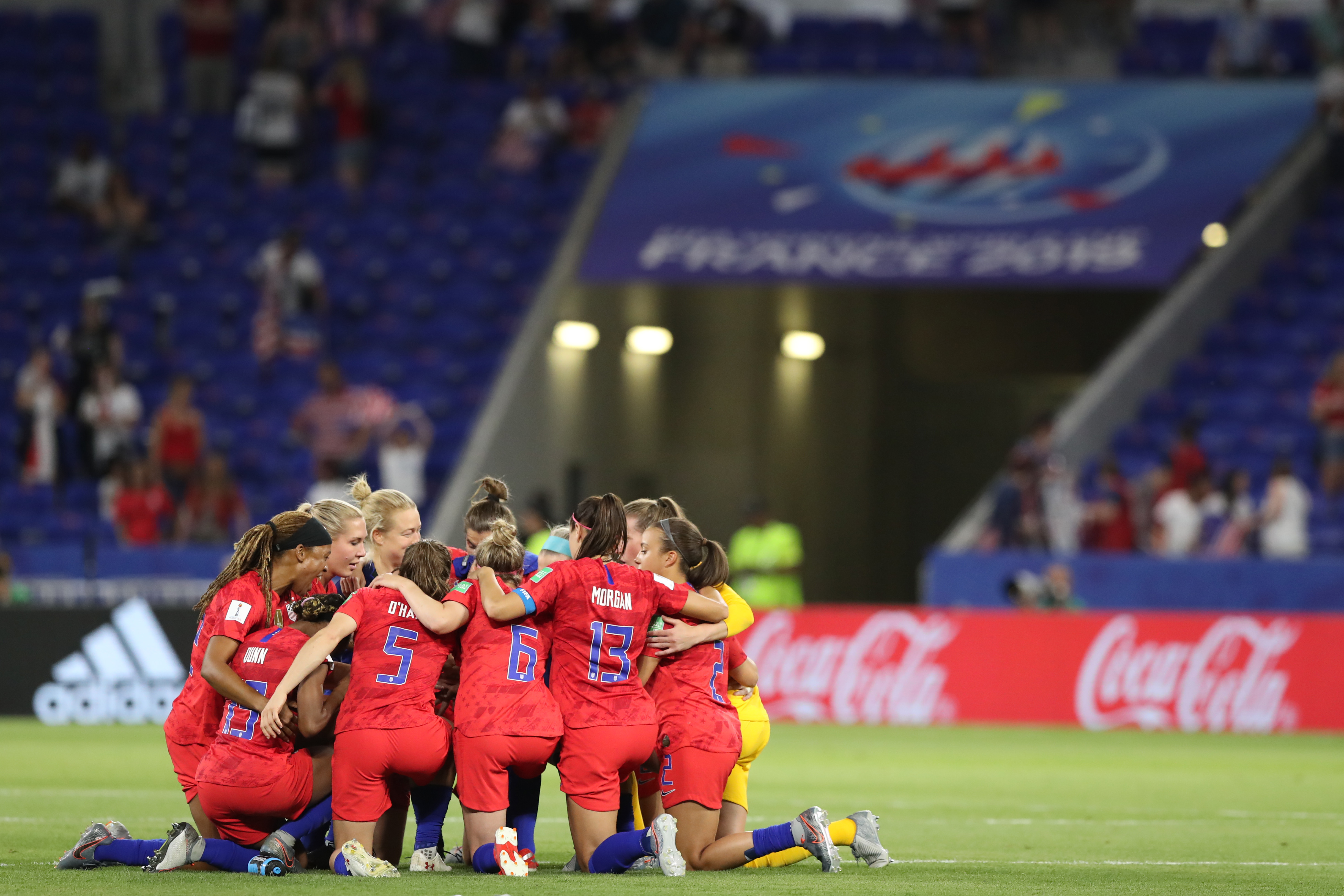 包含孟菲斯·迪佩助攻入球,帮助里昂获胜的词条 包含孟菲斯·迪佩助攻入球,帮助里昂获胜的词条