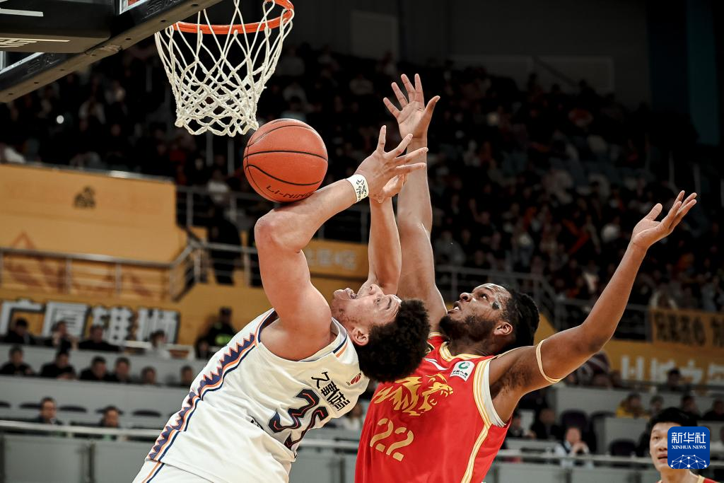 关于篮球运动员在比赛中兢兢业业,取得胜利的信息 关于篮球运动员在比赛中兢兢业业,取得胜利的信息