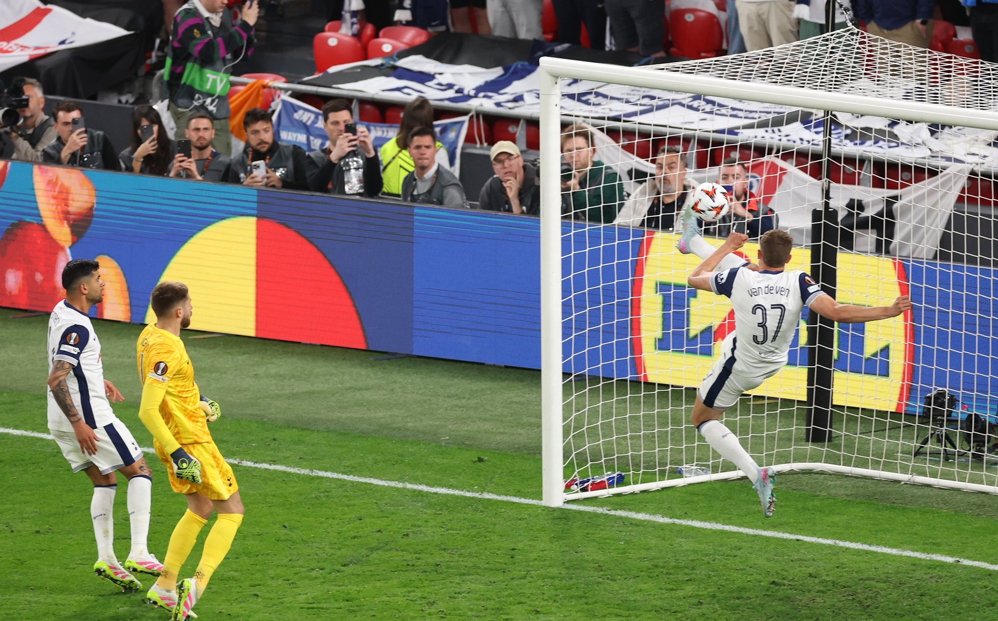 关于曼联后卫进攻突破,球队攻防平衡的信息 关于曼联后卫进攻突破,球队攻防平衡的信息