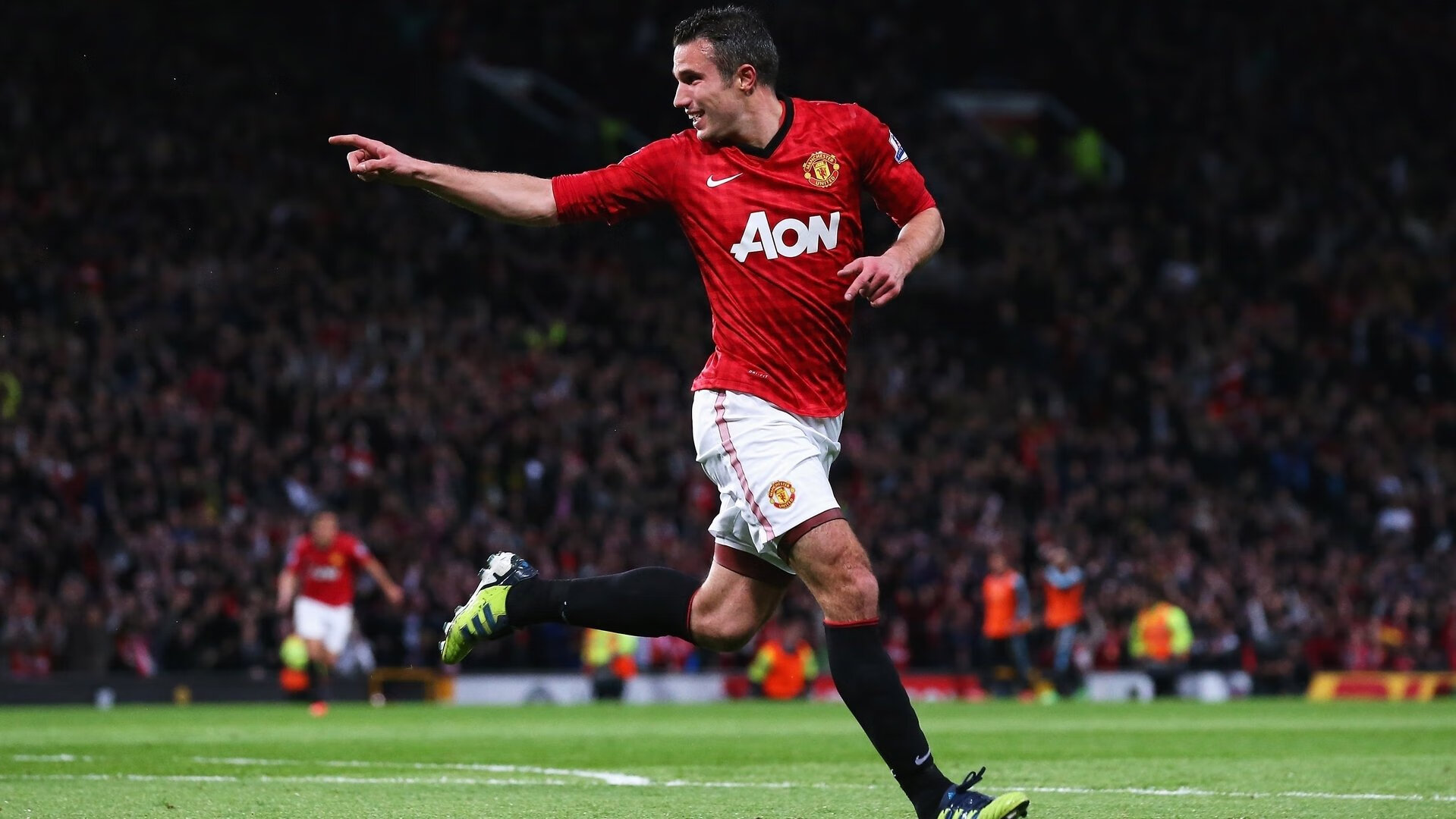 绿茵场上的命运交错，当英超争冠战火正炽，多特蒙德翻盘奇迹映照几内亚足球之光